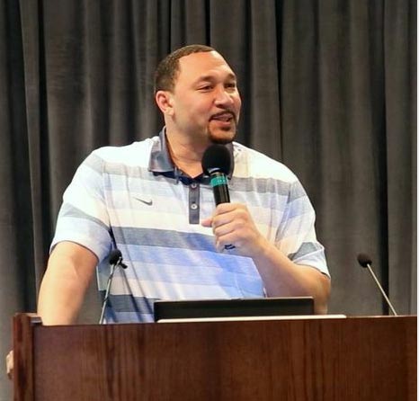 Charlie Batch at podium speaking to corporate guests
