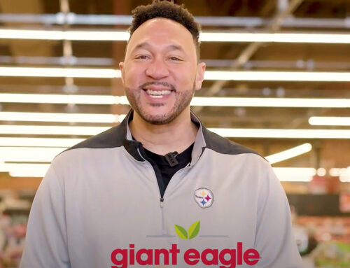 Charlie Batch Surprised Shoppers at Giant Eagle with Gift Cards for the Holidays