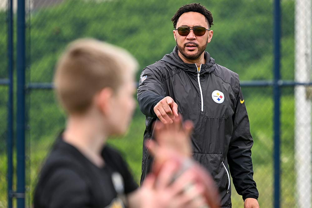 steelers-charlie-batch-athlete-advocate-3 Charlie Batch coaching kids on how to play football